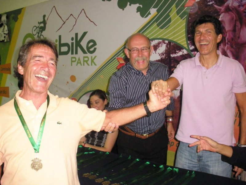 Entrega de premios de la Subida al Pico Ajusco: Pedro Ramos, Roberto Iglesias y Eduardo Chozas